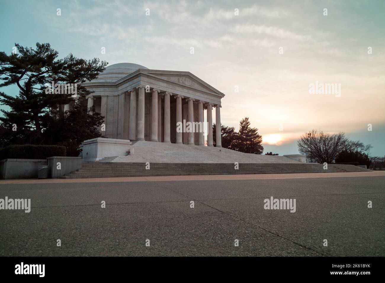 El monumento a Jefferson en Washington, D.C., en una noche de invierno al atardecer. Gran angular de ángulo bajo. Ninguna gente. Foto de stock
