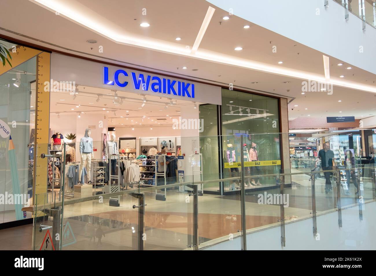 Shop lc waikiki lc waikiki fotografías e imágenes de alta resolución - Alamy
