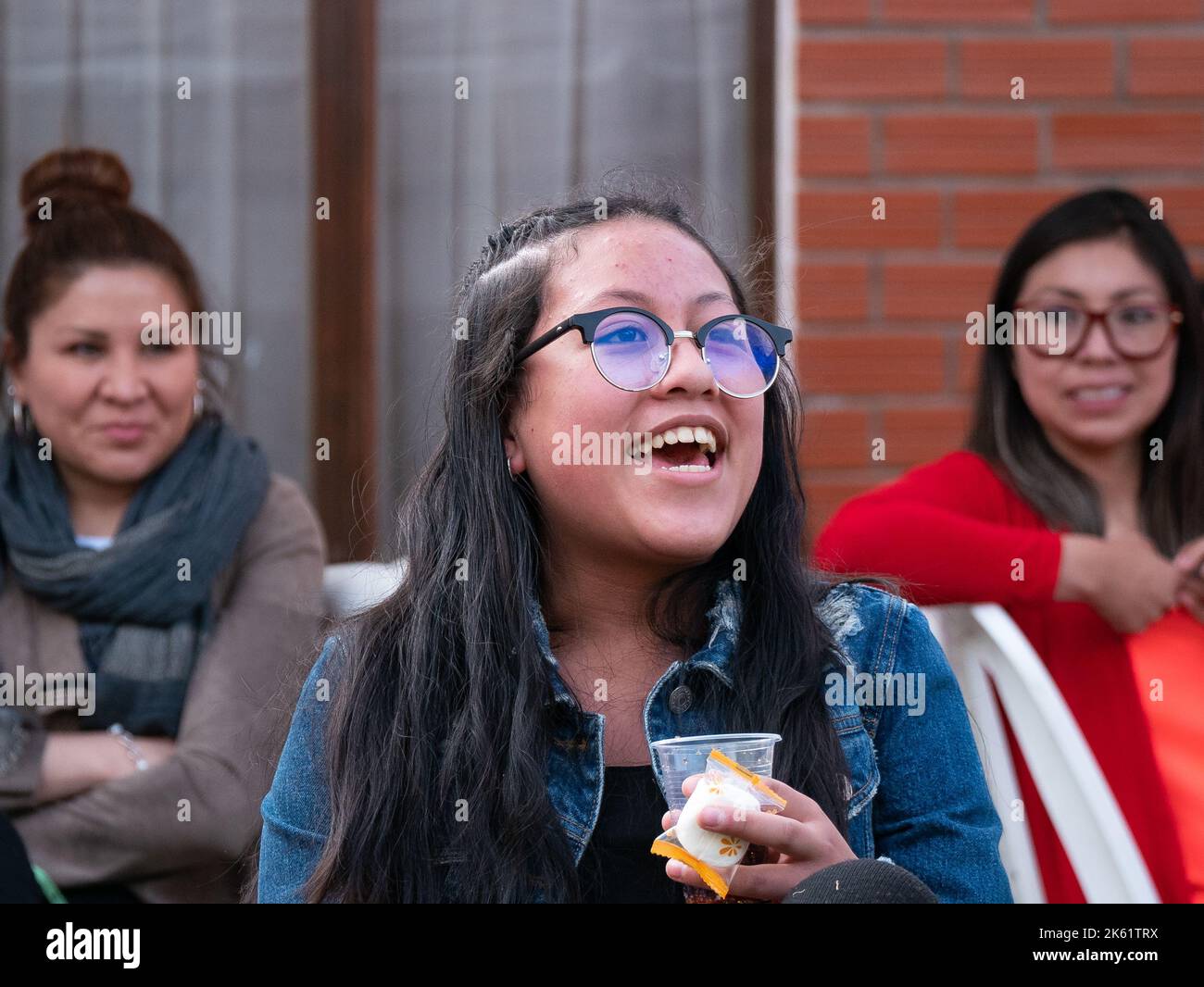 La Paz, Bolivia - Septiembre 10 2022: Una adolescente con gafas está sentada en la Fiesta Infantil Boliviana Foto de stock