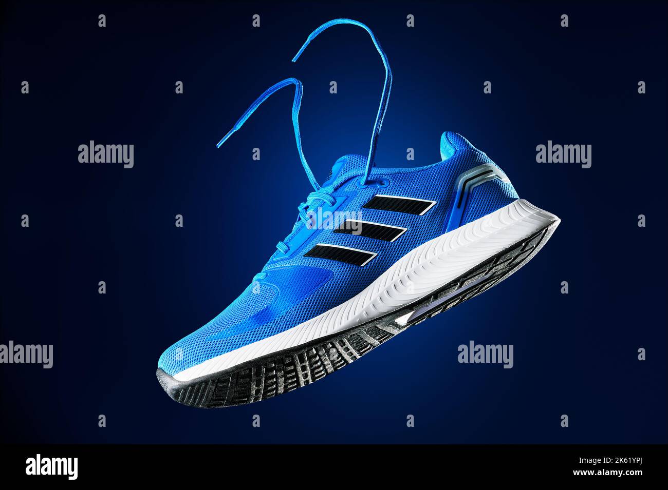 Zapatillas adidas azul fotografías e imágenes de alta resolución - Alamy