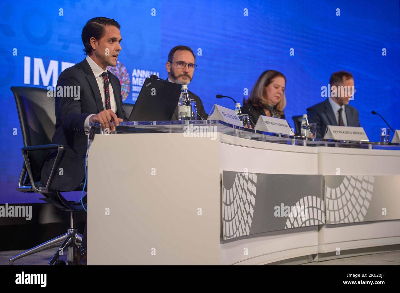 Washington, Estados Unidos. 11th de Oct de 2022. El Director de Comunicaciones del Fondo Monetario Internacional, José Luis de Haro (izq.), habla durante una conferencia de prensa sobre las Perspectivas de la Economía Mundial durante las reuniones anuales del Fondo Monetario Internacional (FMI) y el Banco Mundial en la sede del FMI en Washington, DC, el martes 11 de octubre de 2022. Foto por Bonnie Cash/UPI Crédito: UPI/Alamy Live News Foto de stock