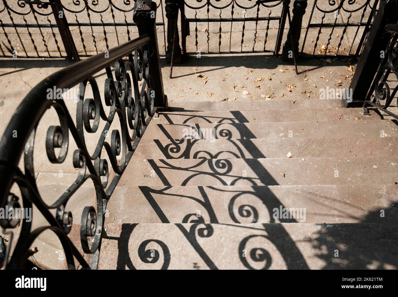 Cercas de hierro fundido y sombras en el barrio de Ridgewood New York Foto de stock