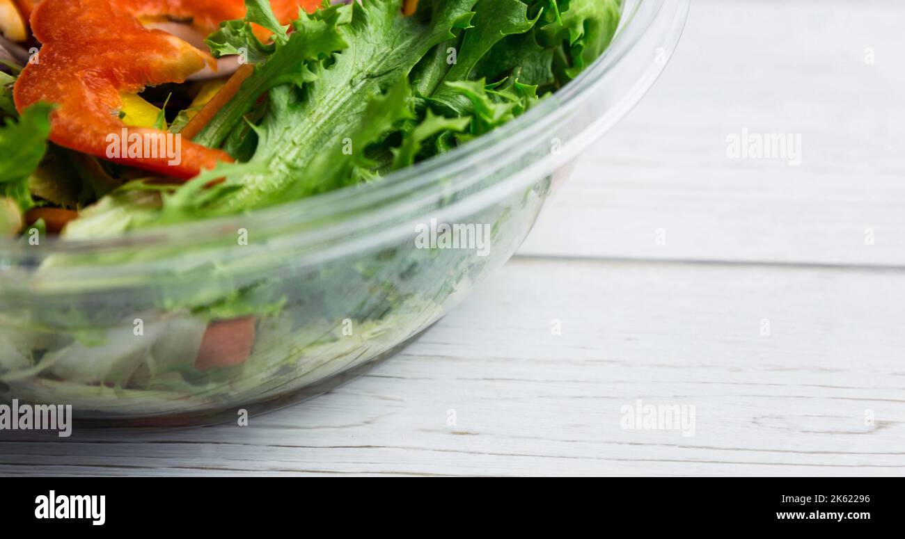 Ensalada De Las Verduras Frescas En El Bol De Vidrio Aislado En El