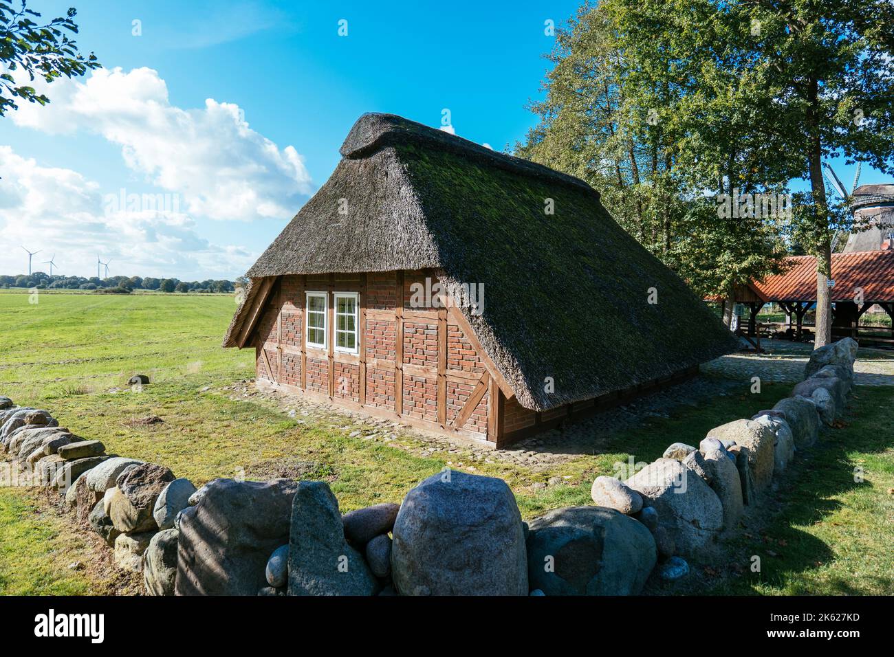 El techo de paja cabaña en el 'Jan vom Moor und Klappstau' museo al aire libre cerca de Beverstedt, Cuxhaven, Baja Sajonia, Alemania Foto de stock