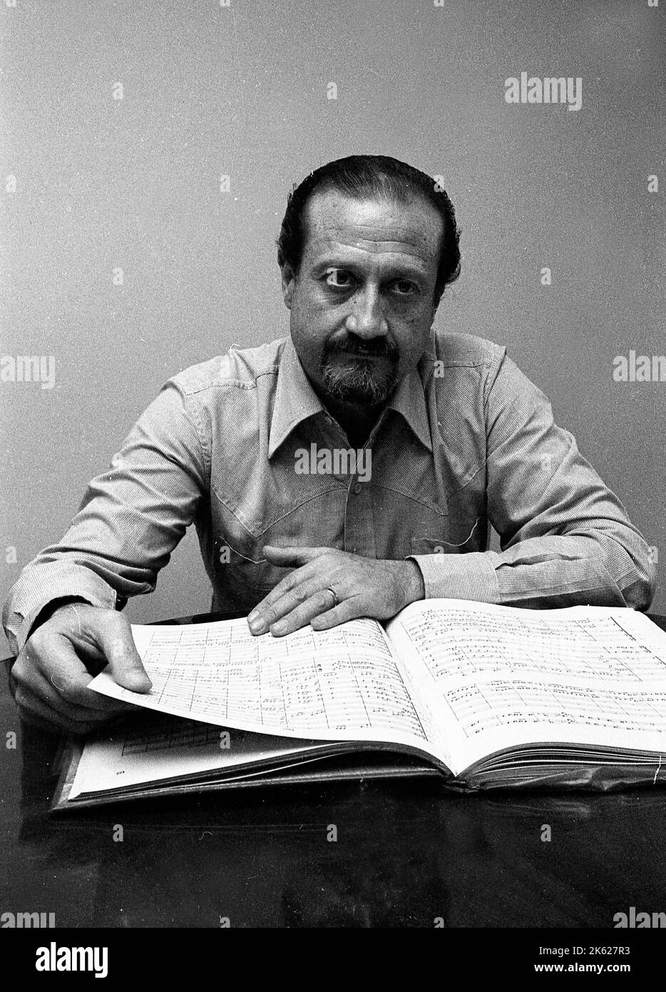 Pedro Ignacio Calderón, director de orquesta argentino, ensayando la