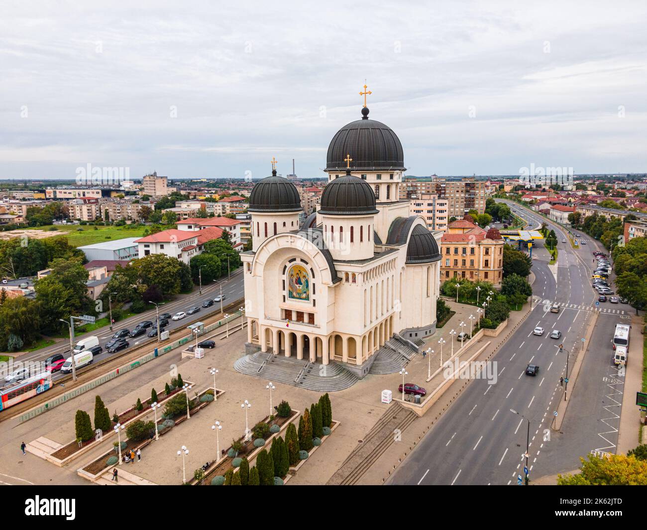 Fotografía aérea de la Catedral Ortodoxa de Arad, Rumania. La foto fue tomada de un avión teledirigido a menor altitud en el paisaje. Foto de stock