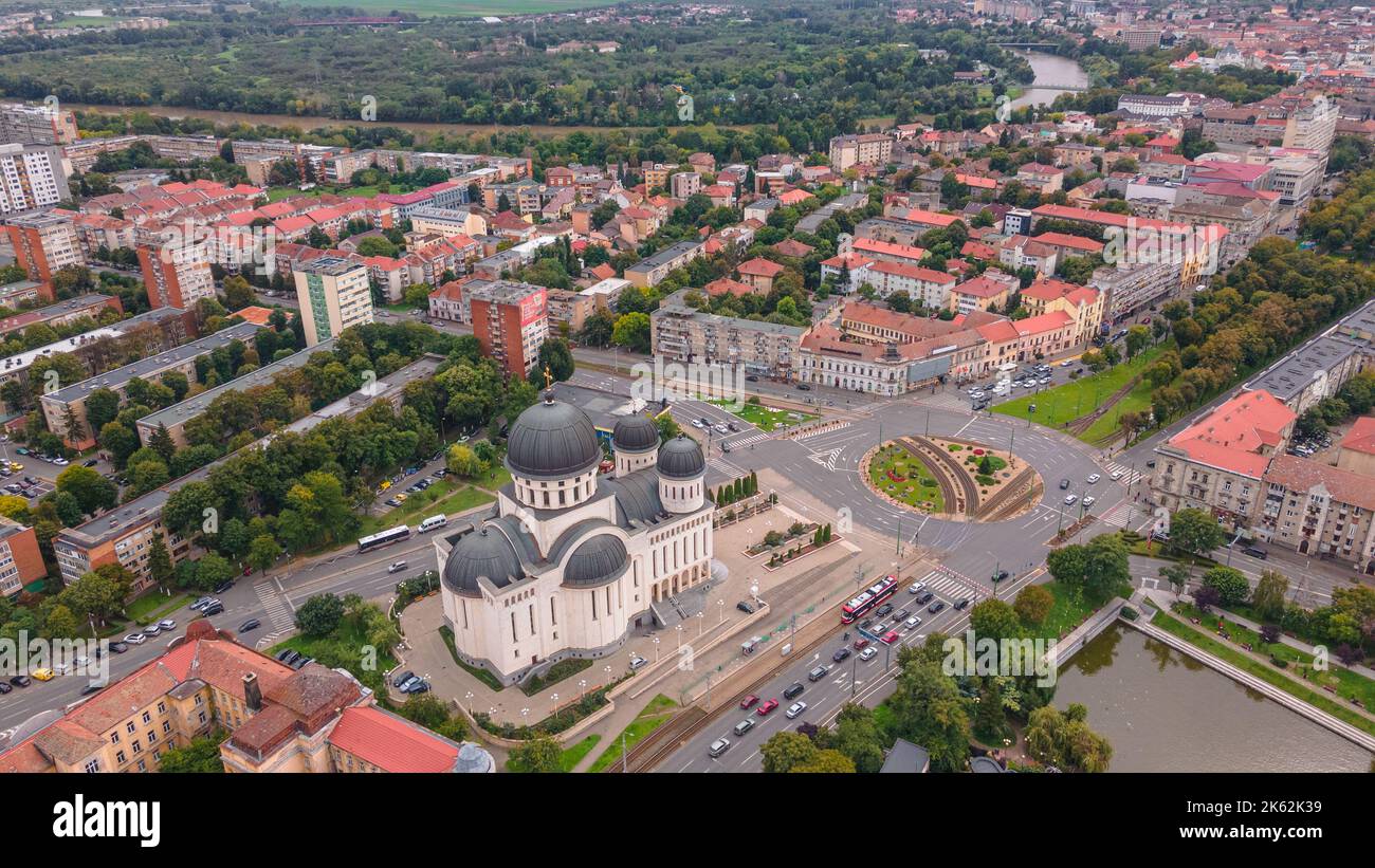 Vista superior del paisaje urbano de Arad, Rumanía, con la Catedral Ortodoxa y los edificios circundantes. La fotografía se realizó desde un avión no tripulado a una altitud mayor. Foto de stock