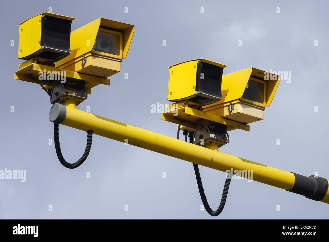 Cámaras amarillas de control de velocidad de tráfico en una carretera Foto de stock