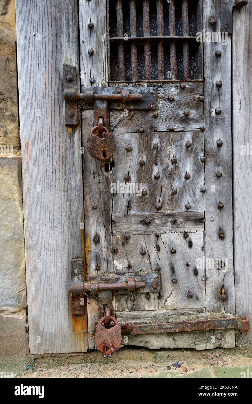 Antigua puerta de una celda de prisioneros originalmente dentro de la cárcel del condado de 1694, reconstruida en 1695 y que permaneció en uso hasta 1861, Warwick, Reino Unido Foto de stock