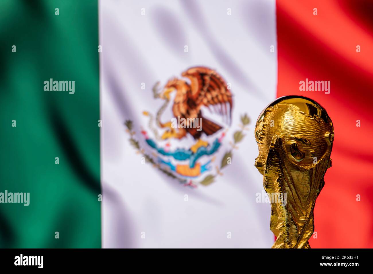 Trofeo de la Copa Mundial de la FIFA sobre el fondo de la bandera de