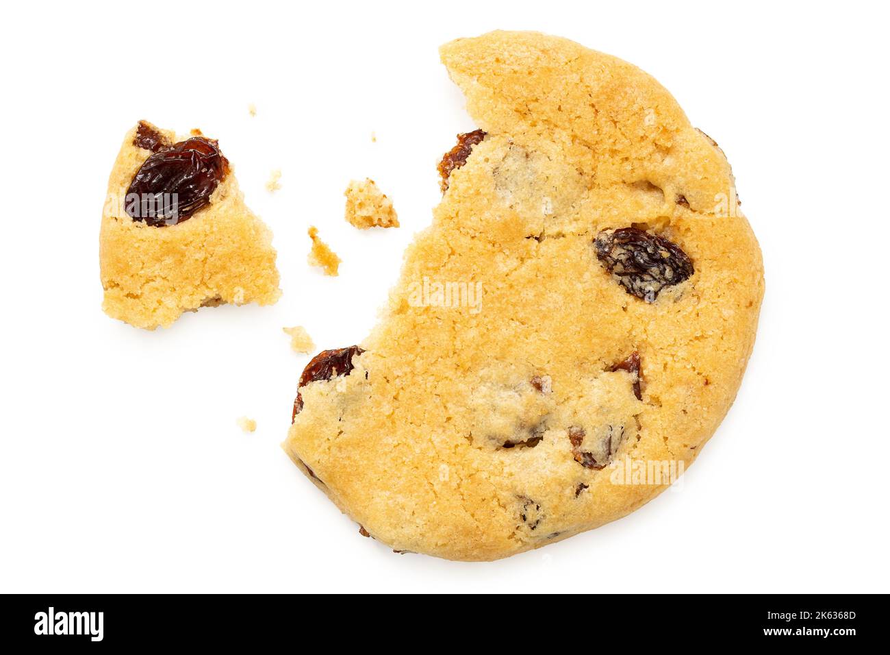 Parcialmente comido toda la mantequilla sultana galleta con migas aisladas sobre blanco. Vista superior. Foto de stock