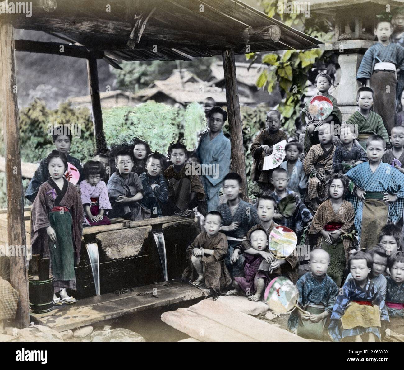 Grupo de niños, Japón, alrededor de 1890. Foto de stock