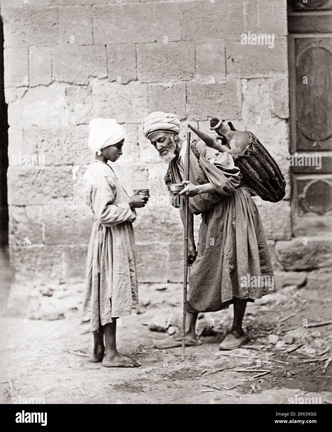 Mendigo buscando limosna, Egipto, alrededor de 1880s. Fecha: Alrededor de 1880s Foto de stock