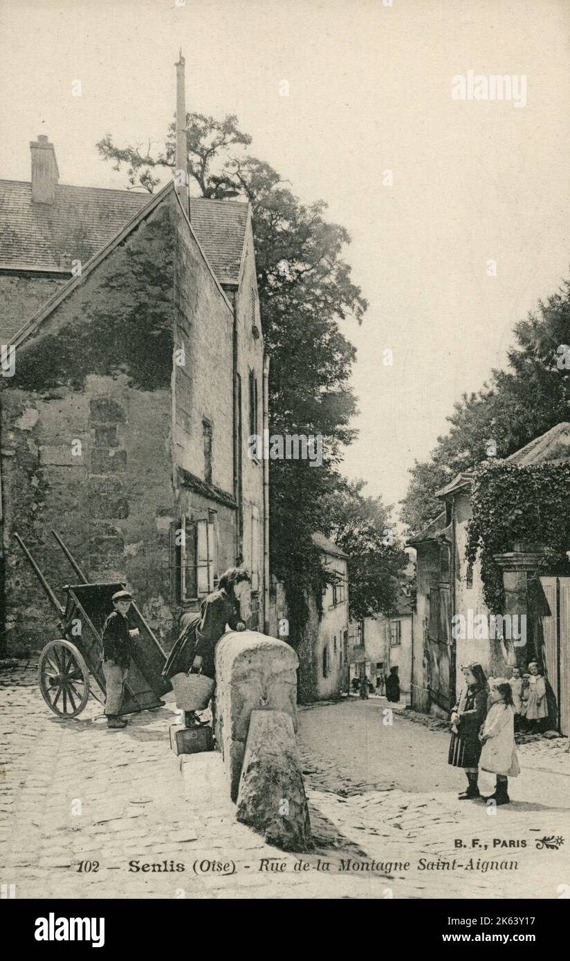 Rue de la Montagne Saint-Aignan, Senlis, una población y comuna francesa, situada en el departamento de Oise, en el distrito de Senlis y cantón de Senlis. Fecha: Alrededor de 1900s Foto de stock