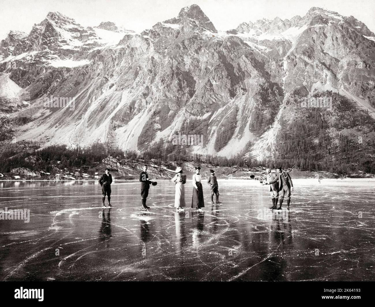 Fotografía del siglo 19th: Patinaje sobre hielo en el Lago Maloya, Parque Estatal Sugarite Canyon en la frontera entre Nuevo México y Colorado, al noreste de Ratón, Nuevo México Foto de stock