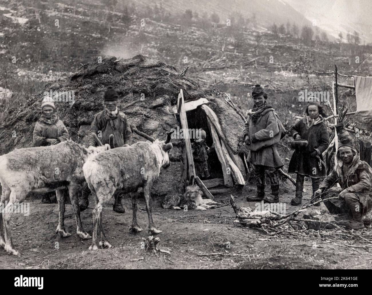 Vintage siglo 19th Fotografía: Familia indígena saami con sus renos fuera de su casa, probablemente Noruega. Históricamente conocido como lapones o lapones Foto de stock