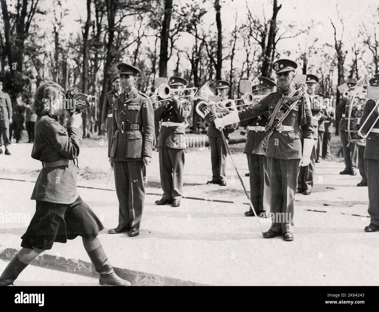 Fotografía Vintage Segunda Guerra Mundial - Fotografia del Ejército Rojo Tomando fotos de la banda del regimiento Devonshire presentación de la Orden del Baño a Zhukov y Rokossovsky 1945. Foto de stock