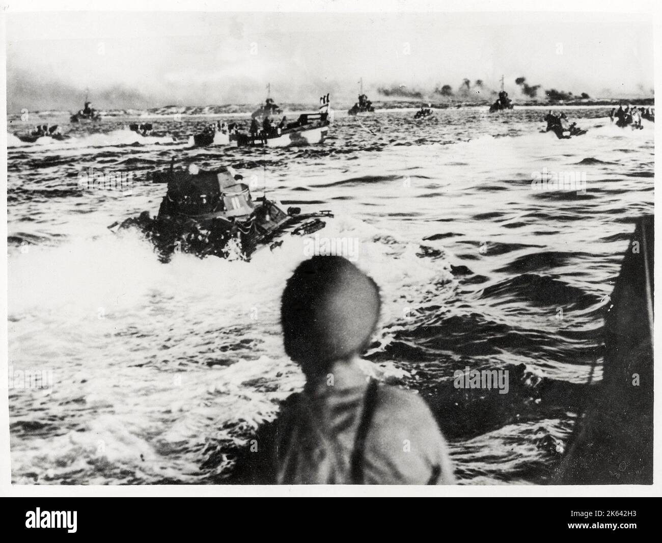 Fotografía de la Segunda Guerra Mundial - tanques anfibios se acercan a Aguni Jima, la guerra en el Pacífico Foto de stock