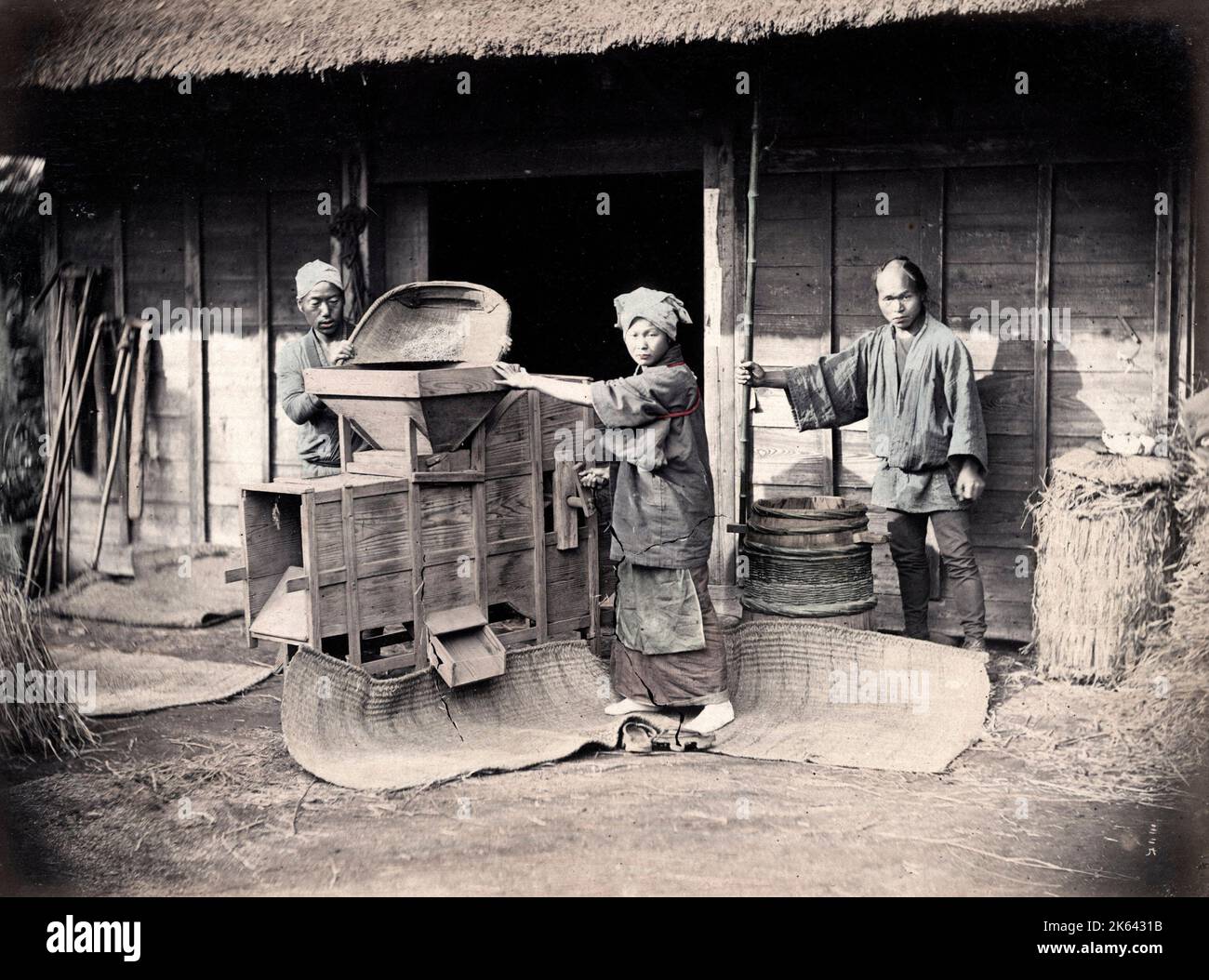 Fotografía de la época del siglo 19th: Winnowing o té de limpieza o grano con ventiladores, Japón Foto de stock