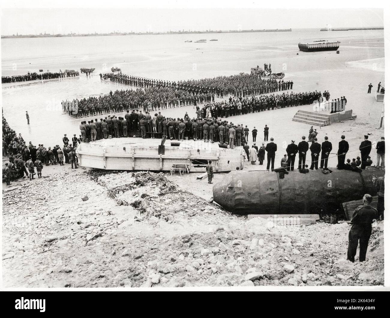 Fotografía de la Segunda Guerra Mundial Vintage - Francia y Gran Bretaña conmemoran el primer aniversario de los desembarcos del día D en la playa de Arromanches, Normandía Foto de stock