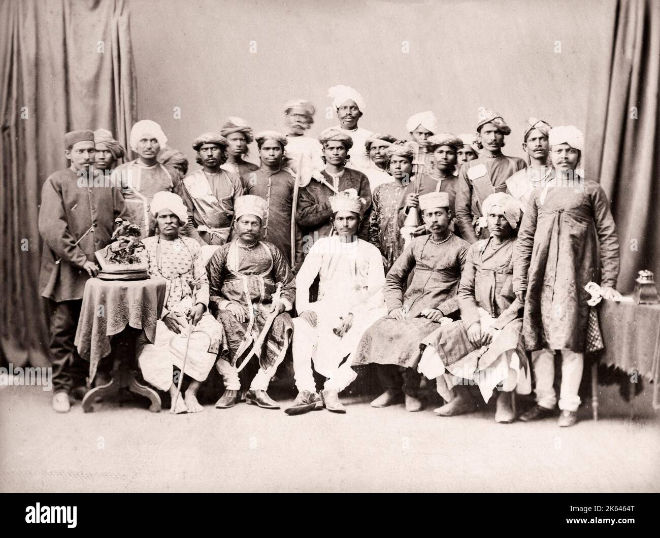 Fotografía del siglo 19th - India - un maharajá y sus oficiales Foto de stock