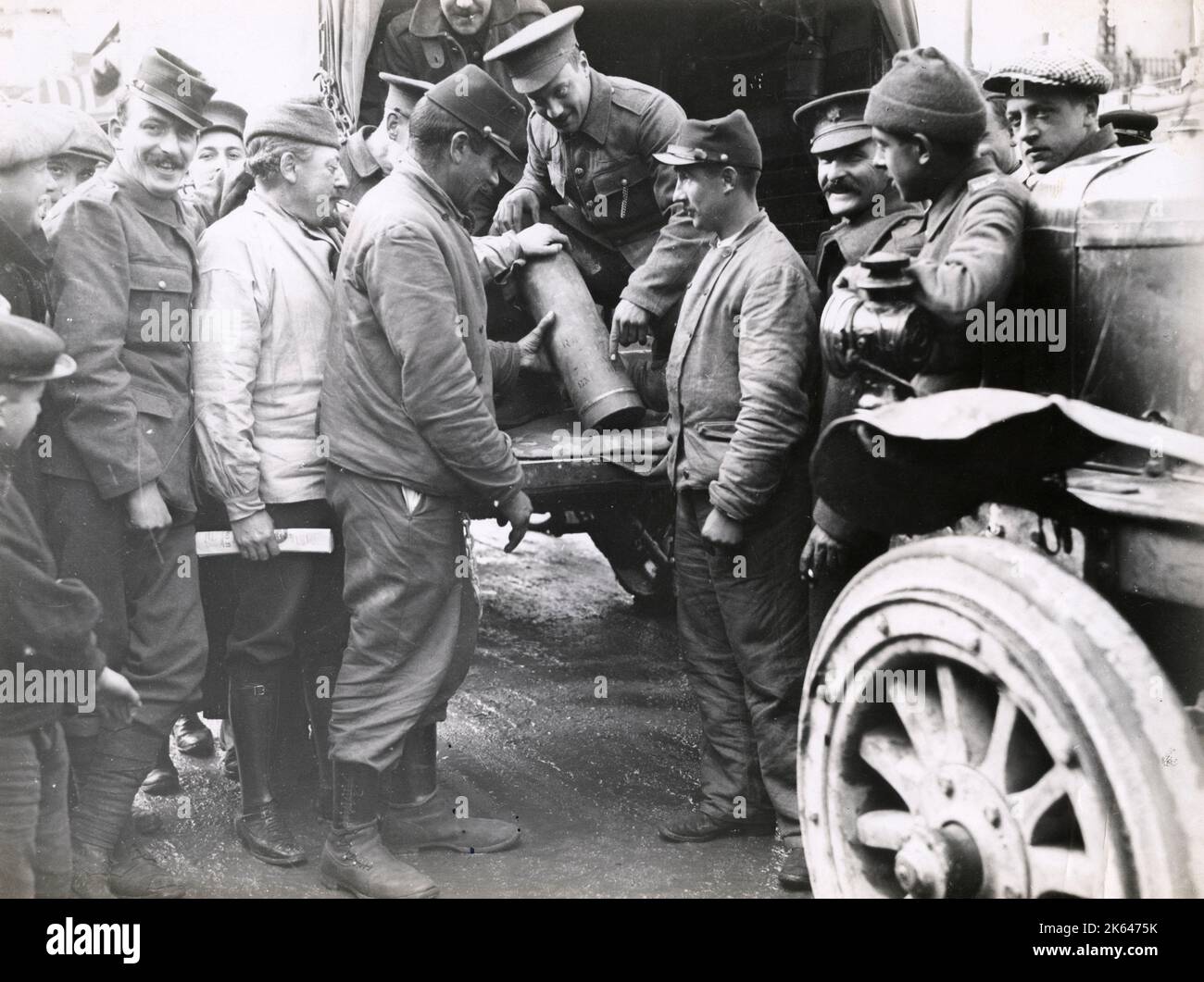 Vintage World War One Fotografía - WWI: Obuses aulitzer mirados por civiles franceses. Foto de stock