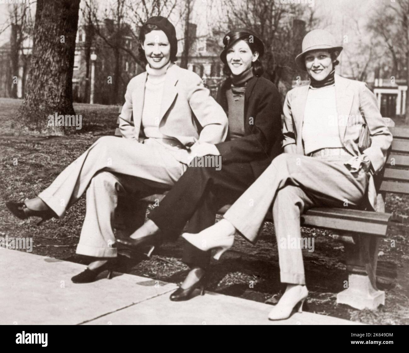 Radical nueva moda - el traje de pantalones, USA, 1930 Foto de stock