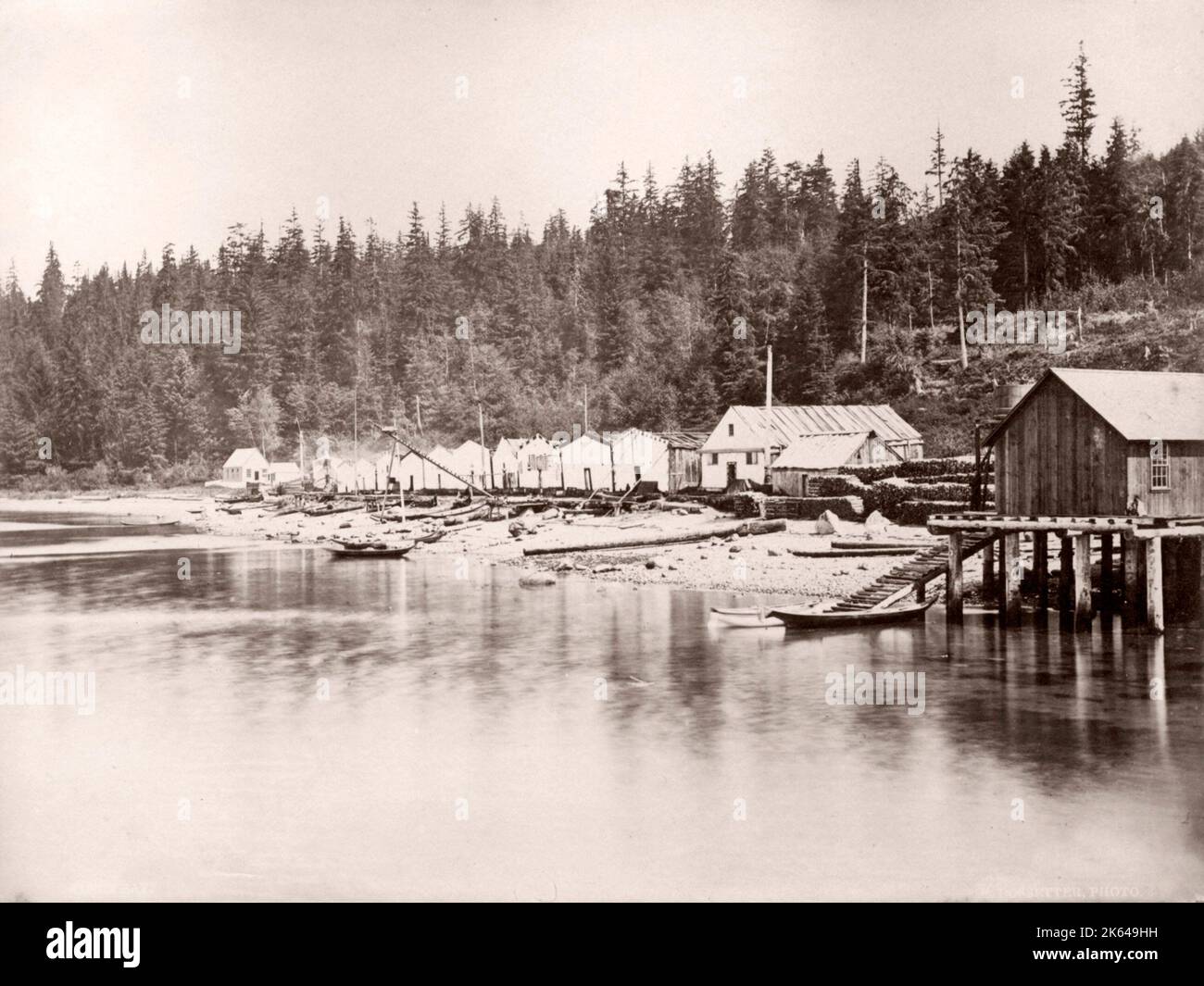 C. 1880 vintage fotografía - América del Norte - village Alert Bay en la isla de cormoranes, en el Distrito Regional de Monte Waddington, British Columbia, Canadá. Foto de stock