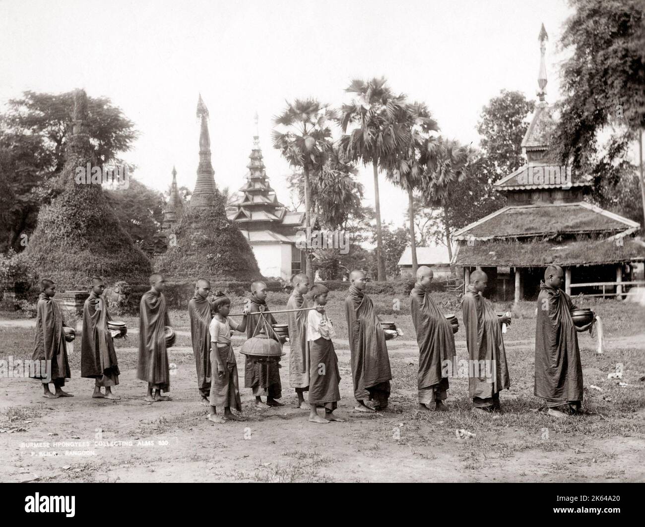 Los sacerdotes budistas recolectando limosnas, Birmania, Myanmar, c.1890 Foto de stock