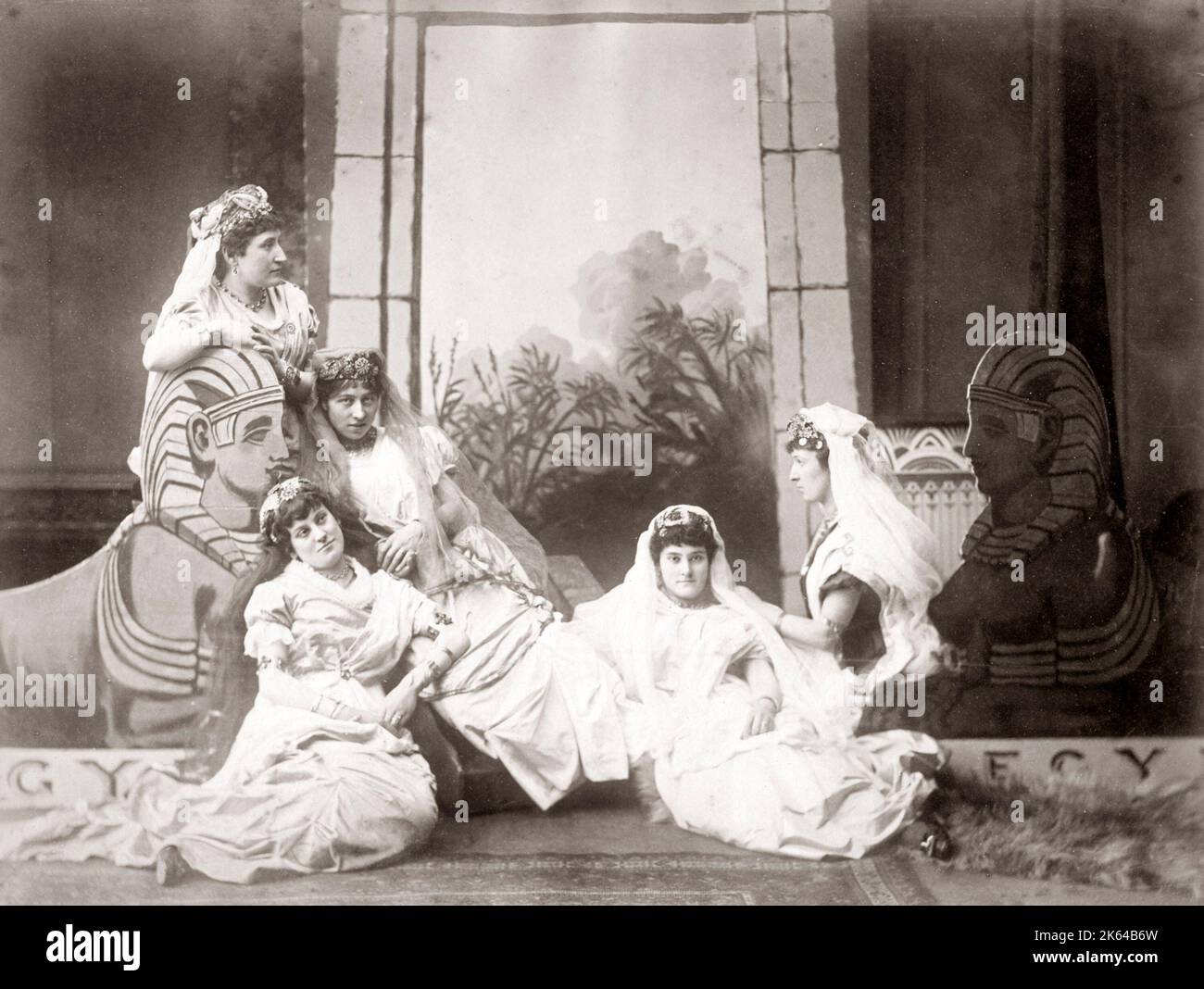 Retrato de grupo de mujeres europeas en configuración egipcia clásica, Egipto, c.1880's Foto de stock