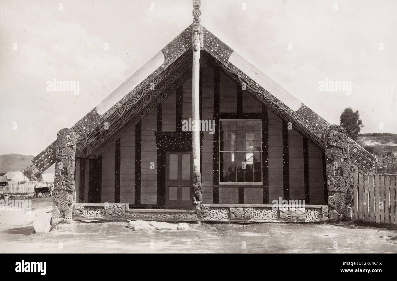 Fotografía vintage del siglo XIX - Casa tallada Maori Ohinemutu, Nueva Zelanda, imagen c.1880's. Foto de stock