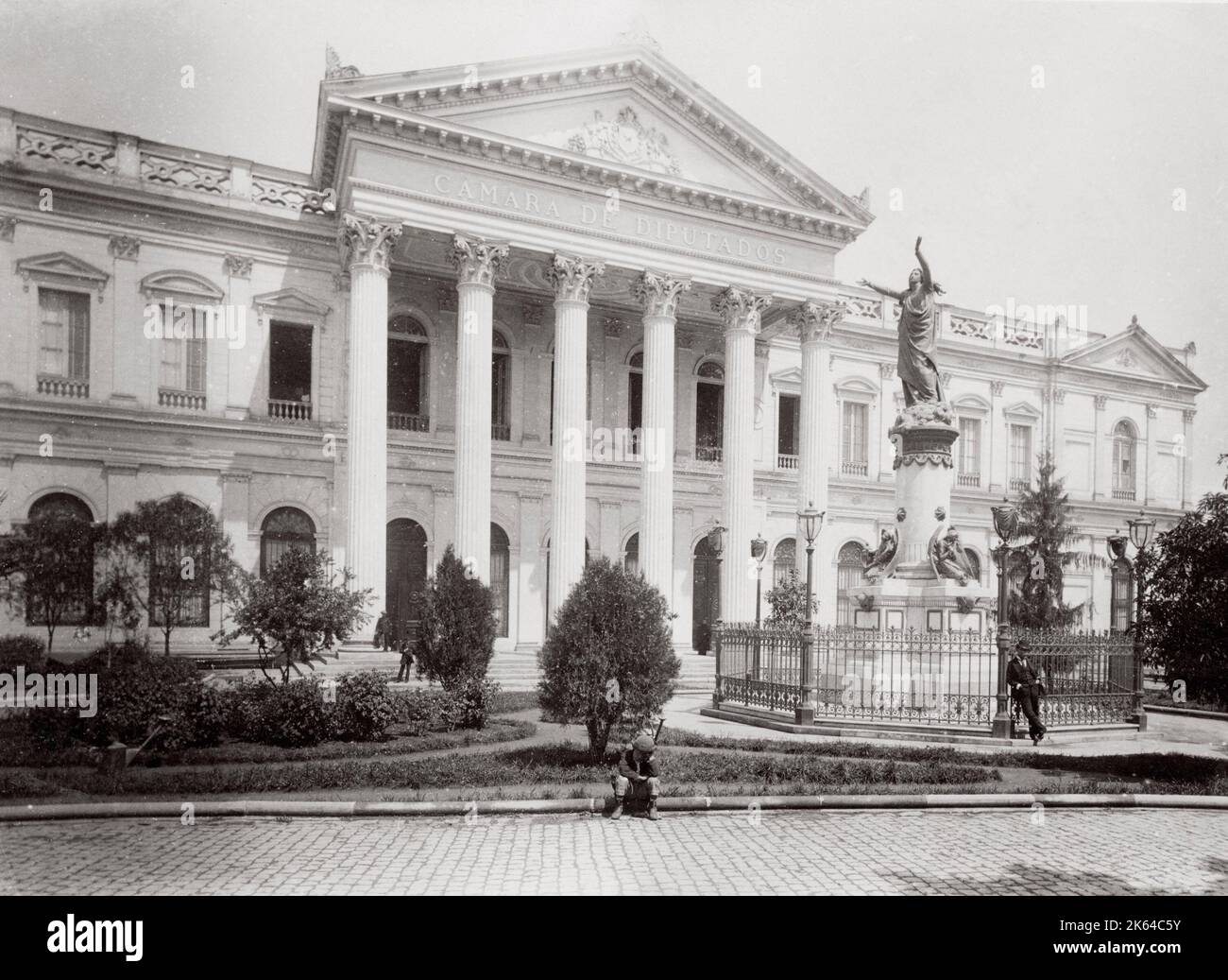 Fotografía del siglo 19th: Monumento a las víctimas del incendio de la Iglesia de la Compañía, Santiago de Chile. La Iglesia de la Compañía de Bomberos (8 de diciembre de 1863) es el mayor incendio que ha afectado a la ciudad de Santiago, Chile. Entre 2.000 y 3.000 personas murieron, probablemente el mayor número de personas que murieron en un incendio accidental en cualquier edificio del mundo. Foto de stock