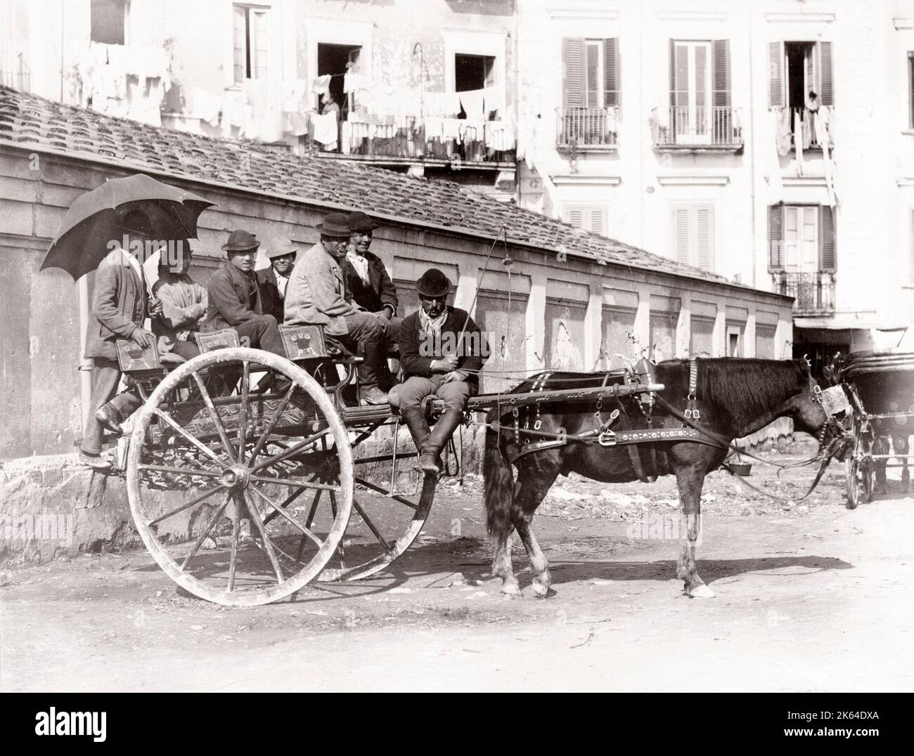 Fotografía vintage de finales del siglo XIX: Caballo y carruaje, hackney, vehículo de pasajeros, Italia. Foto de stock