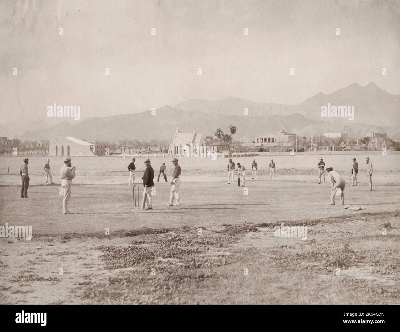 Fotografía del siglo XIX: Imagen importante en términos de la historia del cricket en la India - tomada c.1862-65 esta es una de las primeras imágenes del juego que se juega en el país. Los jugadores son oficiales del ejército británico. Cricket en India, Kohat, 1860. Foto de stock