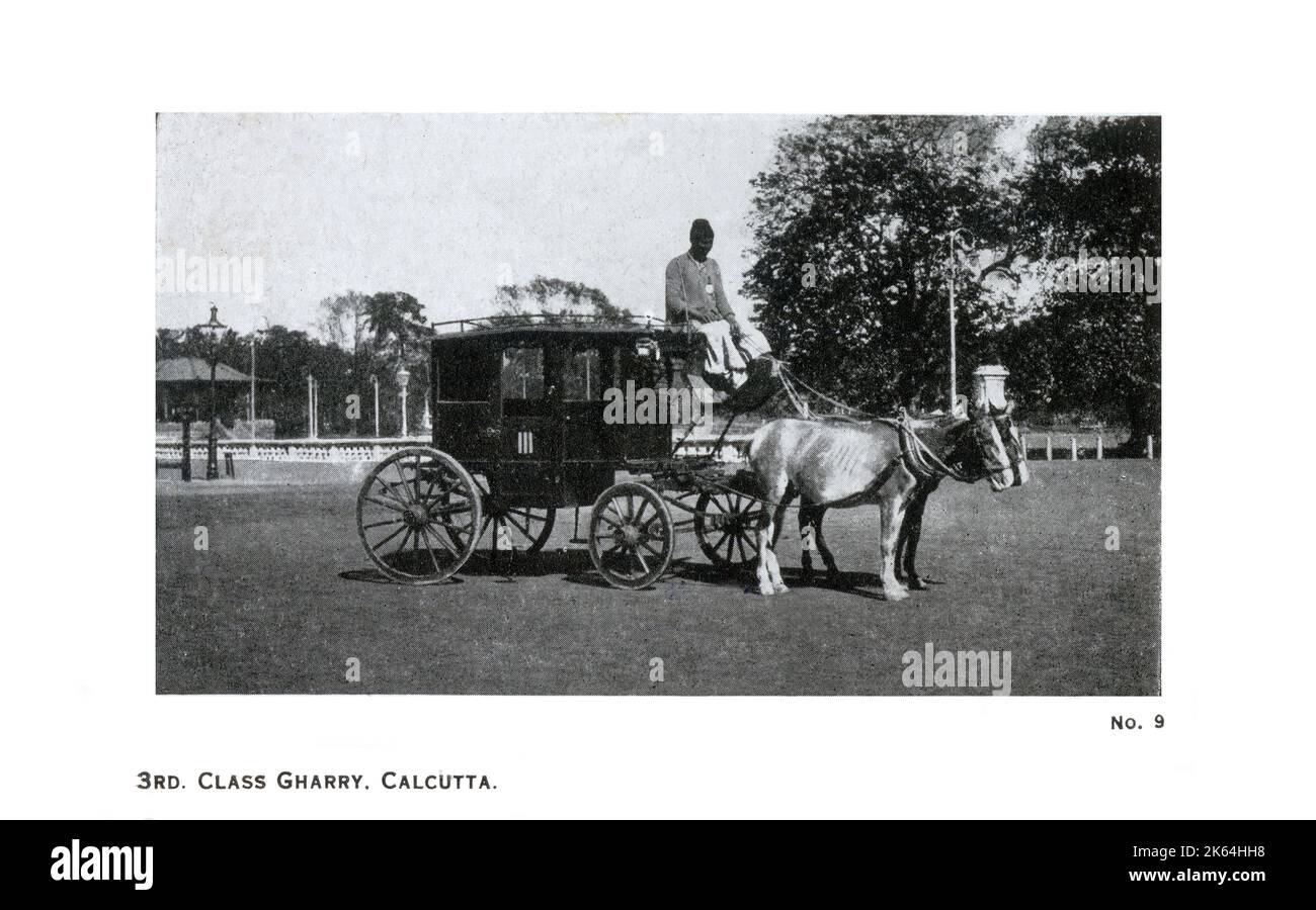 Un Gharry de tercera clase - Calcuta (Kolkata), India. Una gharry o gharri es un taxi tirado por caballos utilizado especialmente en la India. Un conductor de gharry es un gharry-wallah. Foto de stock