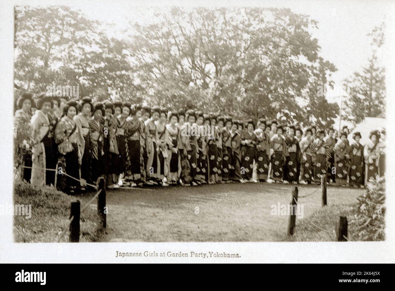 El príncipe Enrique Duque de Gloucester y la 'Misión de la Garter' en Japón para otorgar al emperador Showa (Hirohito) (1901-1989) el Caballero Extraño de la Orden de la Garter (KG); conferido en 1929, revocado en 1941, restaurado en 1971. Chicas japonesas en una fiesta en el jardín, Yokohama - 11 de mayo - 'dado' a los oficiales y hombres de HMS Suffolk. Foto de stock