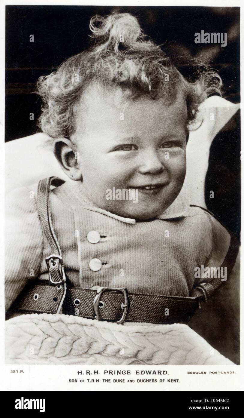 S.A.R. El príncipe Eduardo (1935-), hijo del príncipe Jorge, duque de Kent y la princesa Marina de Grecia y Dinamarca, duquesa de Kent en su cochecito Foto de stock