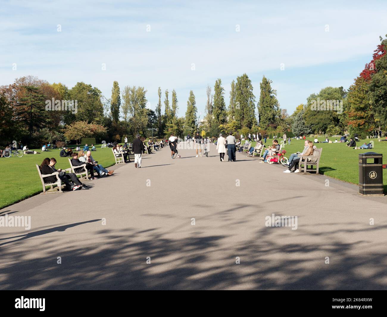 La gente se relaja bajo el sol de otoño en los jardines Queen Mary's Gardens, dentro del círculo interior del Regent's Park de Londres Foto de stock