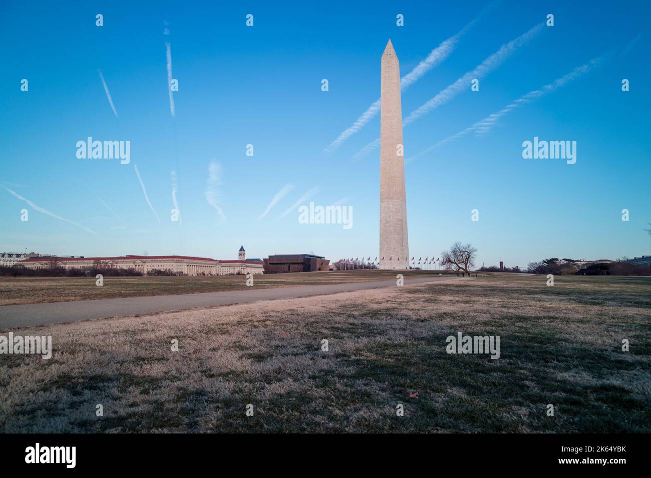 El Monumento a Washington, ubicado en el National Mall en Washington, DC en una tarde de invierno. El Museo Afroamericano es visible Foto de stock