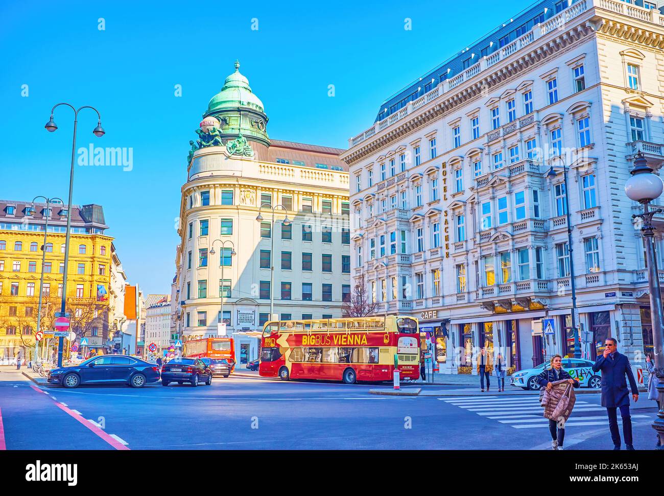 VIENA, AUSTRIA - 17 DE FEBRERO de 2019: Camine por la Plaza Albertinaplatz con el edificio histórico de la antigua compañía de seguros Riunione Adriatica di Sicurta Foto de stock