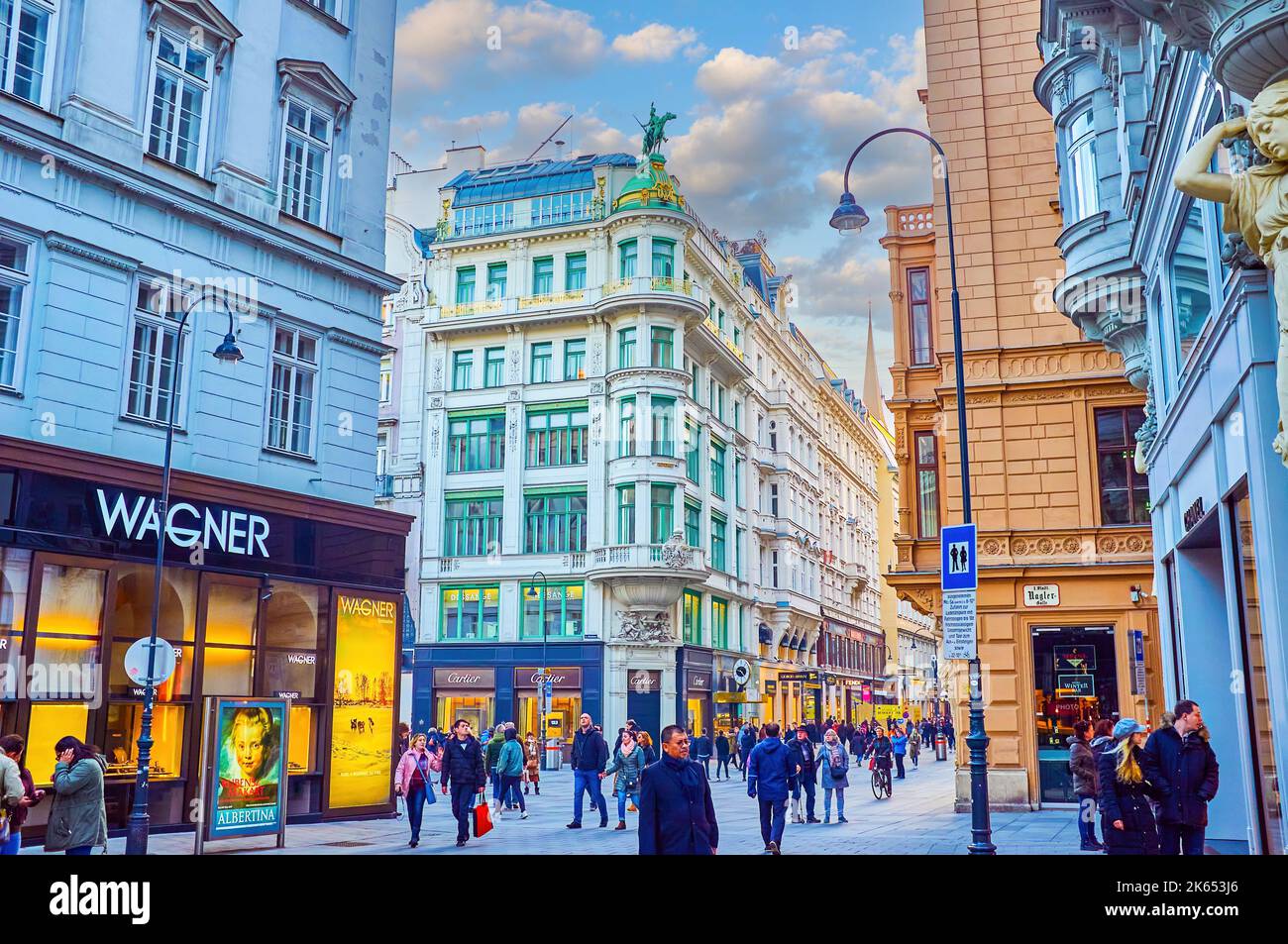 VIENA, AUSTRIA - 17 DE FEBRERO de 2019: Las calles abarrotadas del casco antiguo, llenas de tiendas, boutiques y restaurantes, el 17 de febrero en Viena, Austria Foto de stock
