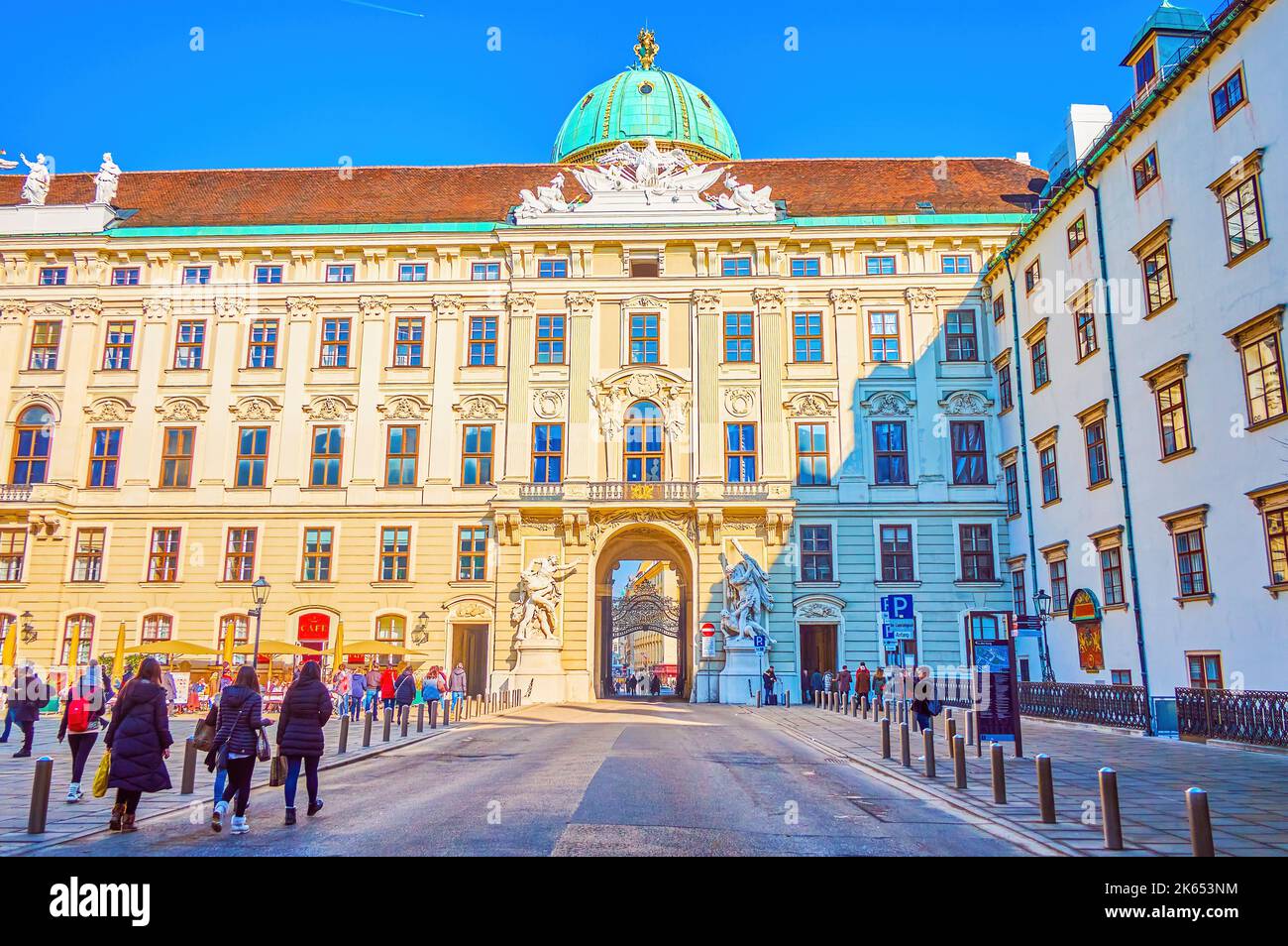 VIENA, AUSTRIA - 17 DE FEBRERO de 2019: Visite la plaza C interior del Palacio Hofburg, el 17 de febrero en Viena, Austria Foto de stock