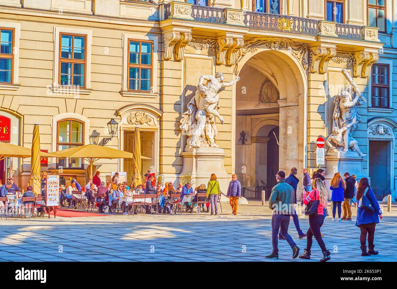 VIENA, AUSTRIA - 17 DE FEBRERO de 2019: Disfrute de un café al aire libre en la plaza Innere Burgplatz del Palacio Hofburg, el 17 de febrero en Viena, Austria Foto de stock