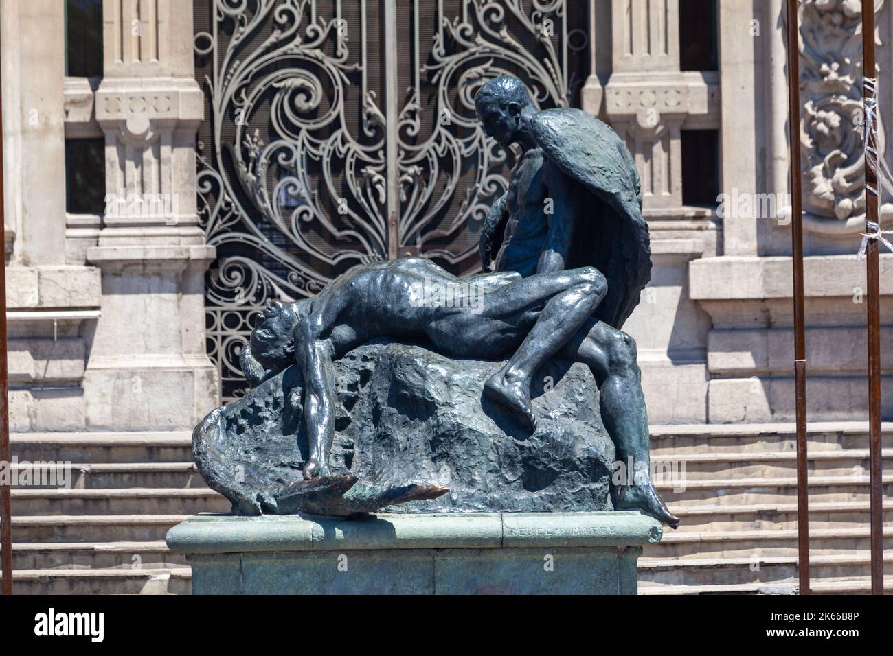 La escultura de Icaro y Dedalo frente al Museo Nacional de Bellas Artes de  Santiago, Chile Fotografía de stock - Alamy
