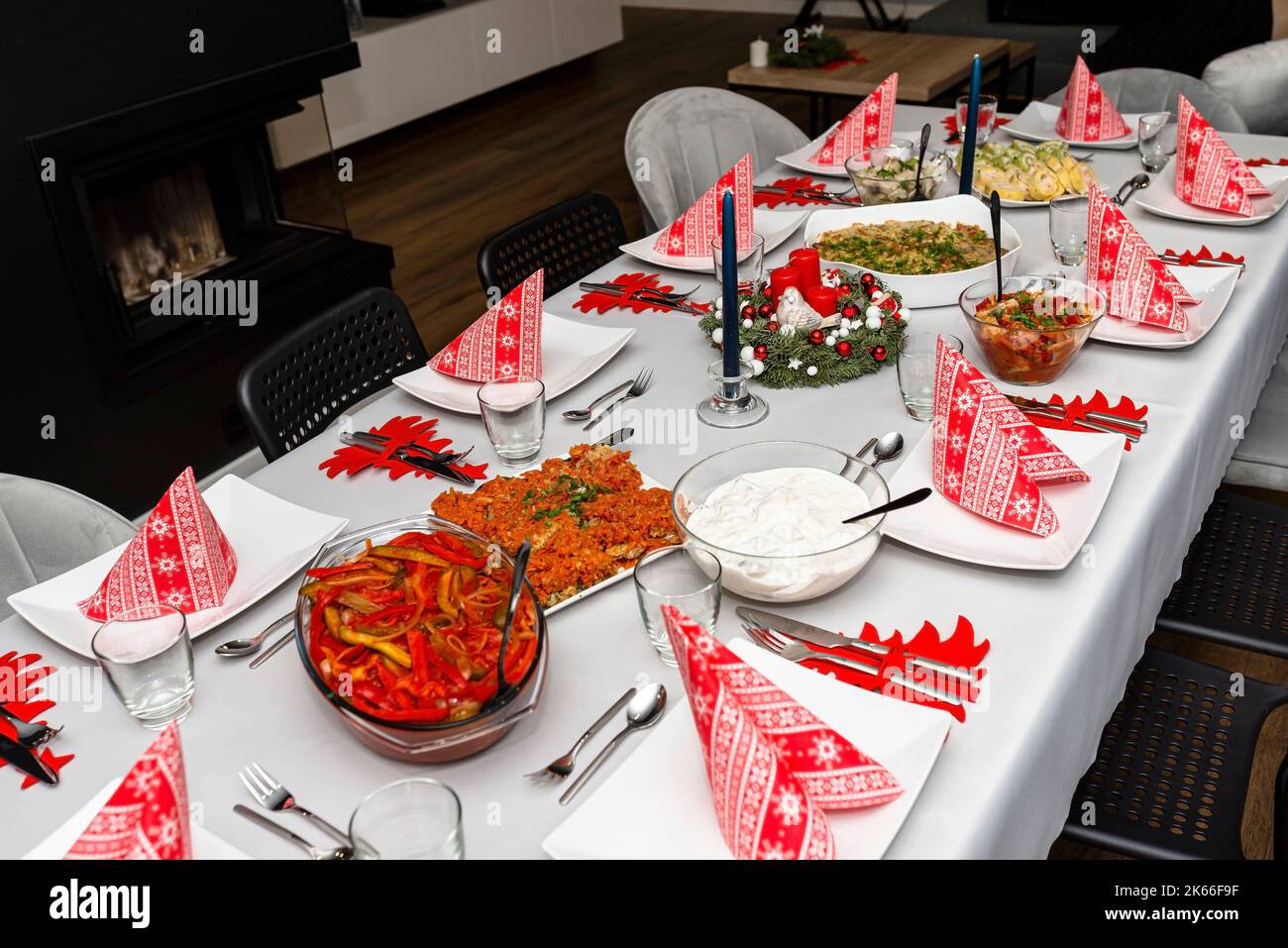 Una mesa puesta antes de la cena de Navidad en Polonia, filetes de pescado  al horno visibles en ensalada de zanahoria y roulade de espinacas  Fotografía de stock - Alamy