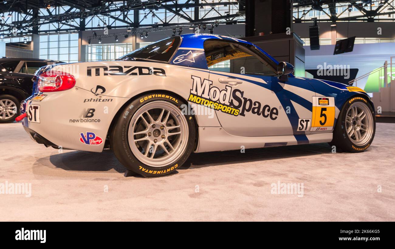 CHICAGO, IL/EE.UU. - 6 DE FEBRERO de 2014: Un coche 2014 Mazda5 (Miata), Chicago Auto Show (CAS). Construido por CJ Wilson Racing; patrocinado por ModSpace Motorsports. Foto de stock