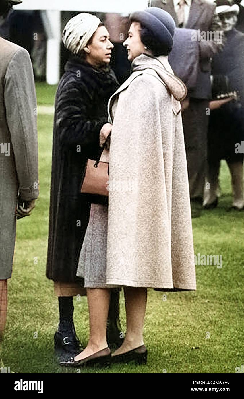 La reina Isabel y la princesa Margarita en el país Fotografía de stock