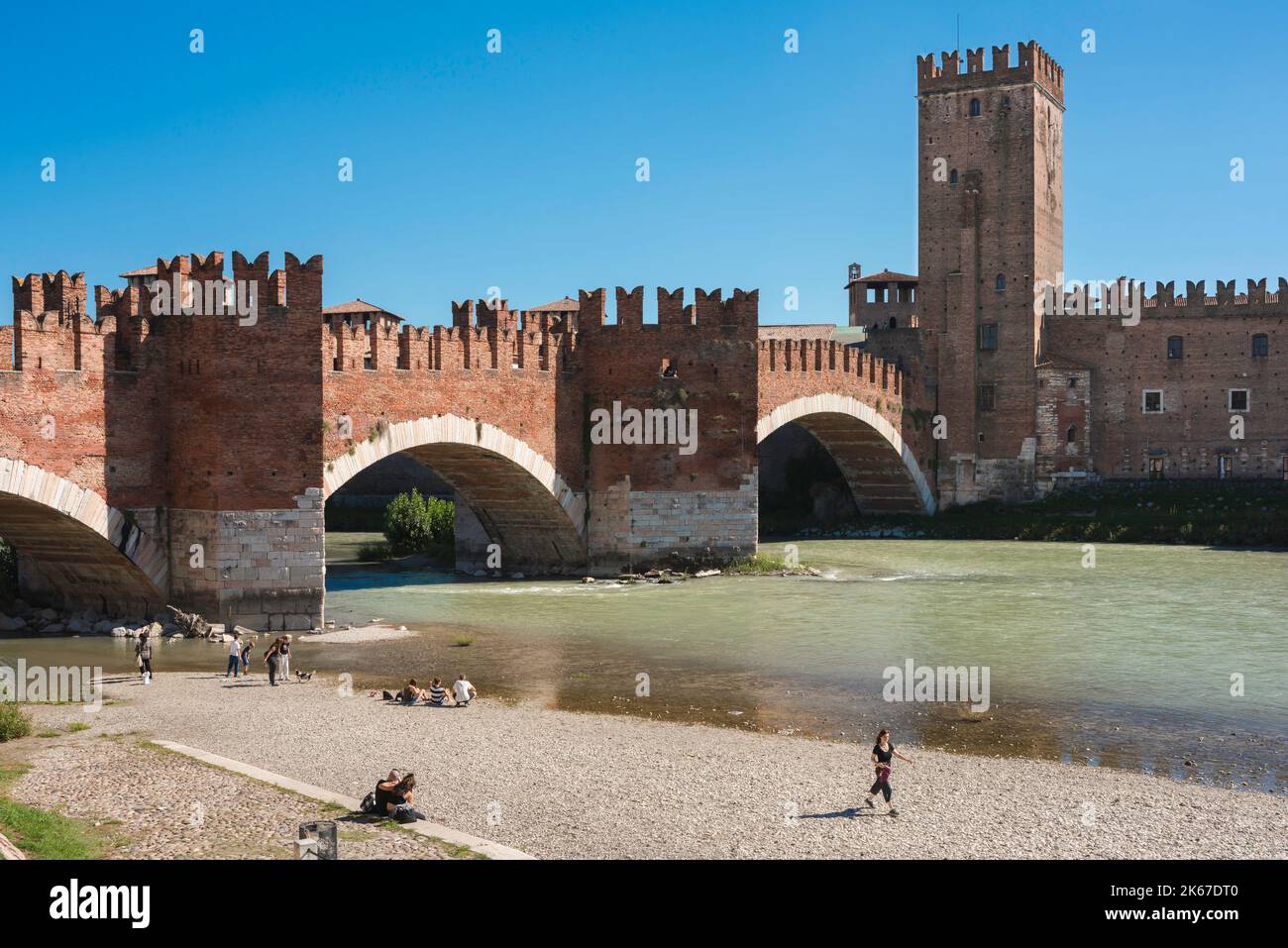 Verona arquitectura renacentista, vista en verano del histórico Ponte Scaligero del siglo 14th y Castelvecchio fortaleza en la ciudad de Verona, Italia Foto de stock