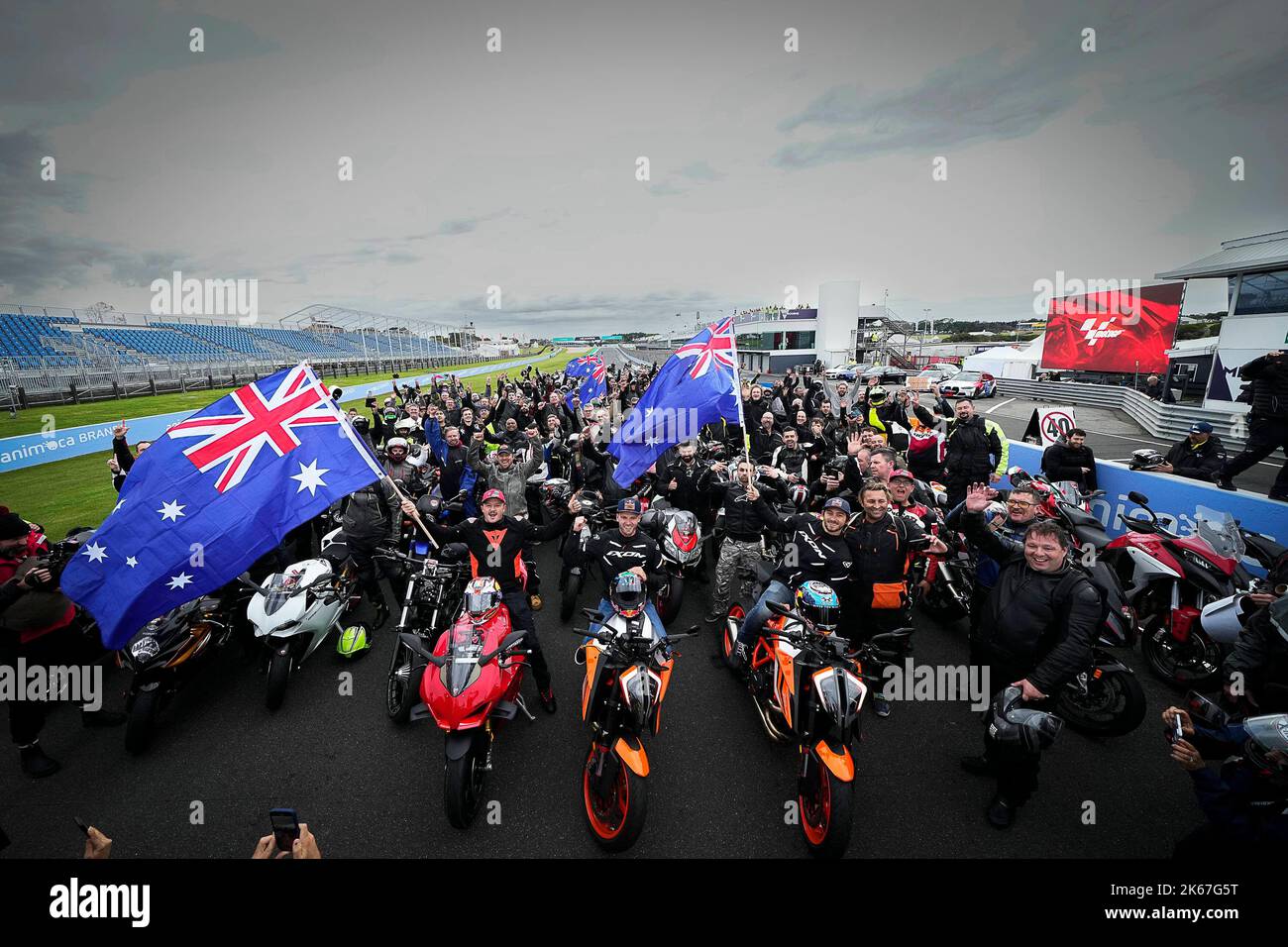 Cerca de 250 aficionados y jinetes se unieron a Jack Miller, Brad Binder y Remy Gardner para ir de San Remo al circuito de Phillip Island después de un recorrido por la famosa pista de graffiti AC/DC de Melbourne. 12 de octubre de 2022 Casi 250 aficionados y pilotos se unieron a Jack Miller, Brad Binder y Remy Gardner, para subir desde San Remo al circuito de Phillip Island después de un recorrido por el famoso carril de grafitis de AC/DC en Melbourne. 12 de Octubre de 2022 POOL/ MotoGP.com/Cordon Las imágenes de prensa serán sólo para uso editorial. Crédito Obligatorio: © motogp.com Cordon Press Foto de stock