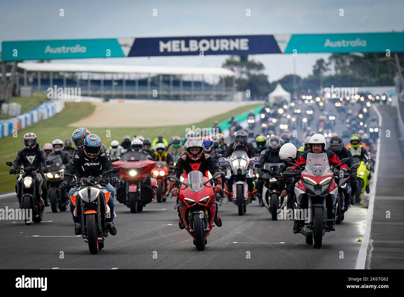 Cerca de 250 aficionados y jinetes se unieron a Jack Miller, Brad Binder y Remy Gardner para ir de San Remo al circuito de Phillip Island después de un recorrido por la famosa pista de graffiti AC/DC de Melbourne. 12 de octubre de 2022 Casi 250 aficionados y pilotos se unieron a Jack Miller, Brad Binder y Remy Gardner, para subir desde San Remo al circuito de Phillip Island después de un recorrido por el famoso carril de grafitis de AC/DC en Melbourne. 12 de Octubre de 2022 POOL/ MotoGP.com/Cordon Las imágenes de prensa serán sólo para uso editorial. Crédito Obligatorio: © motogp.com Cordon Press Foto de stock